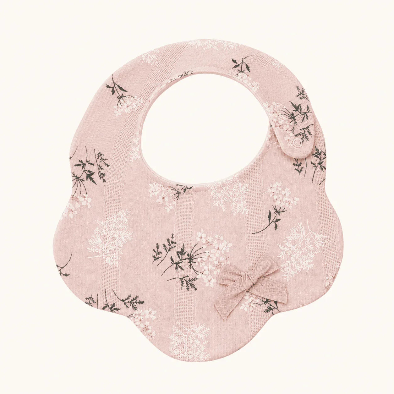 babete de bebê rosa coral com estampa floral delicada e laço decorativo