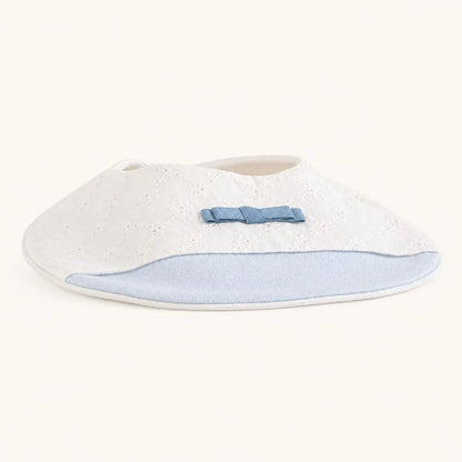 babete de malha branca para bebé com detalhe de laço azul e bordado delicado