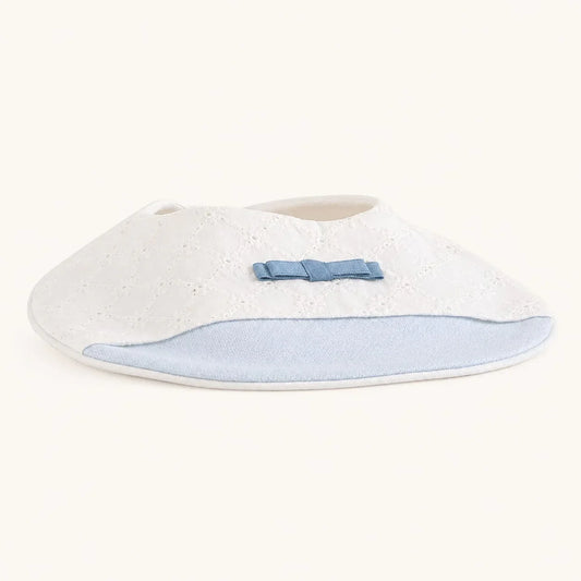 babete de malha branca para bebé com detalhe de laço azul e bordado delicado