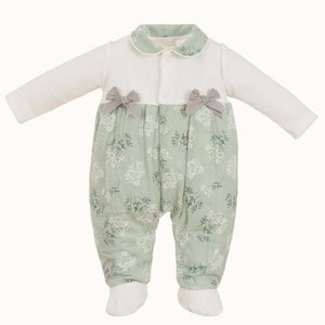 babygrow verde country para bebê, manga longa, com laços e estampa floral delicada