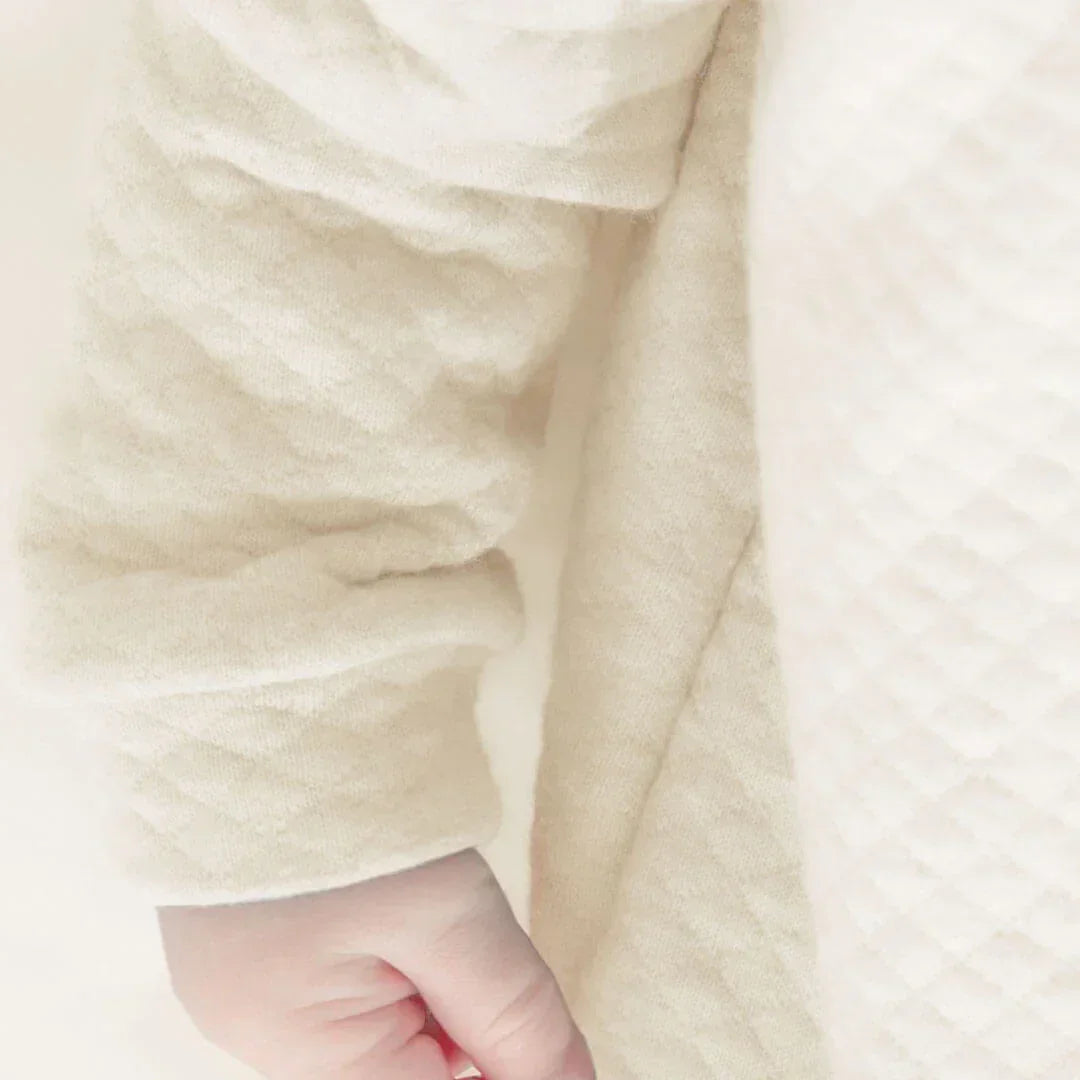 Babygrow_Losango_Bege_Pormenor_mao - Pim-Pam-Pum Baby