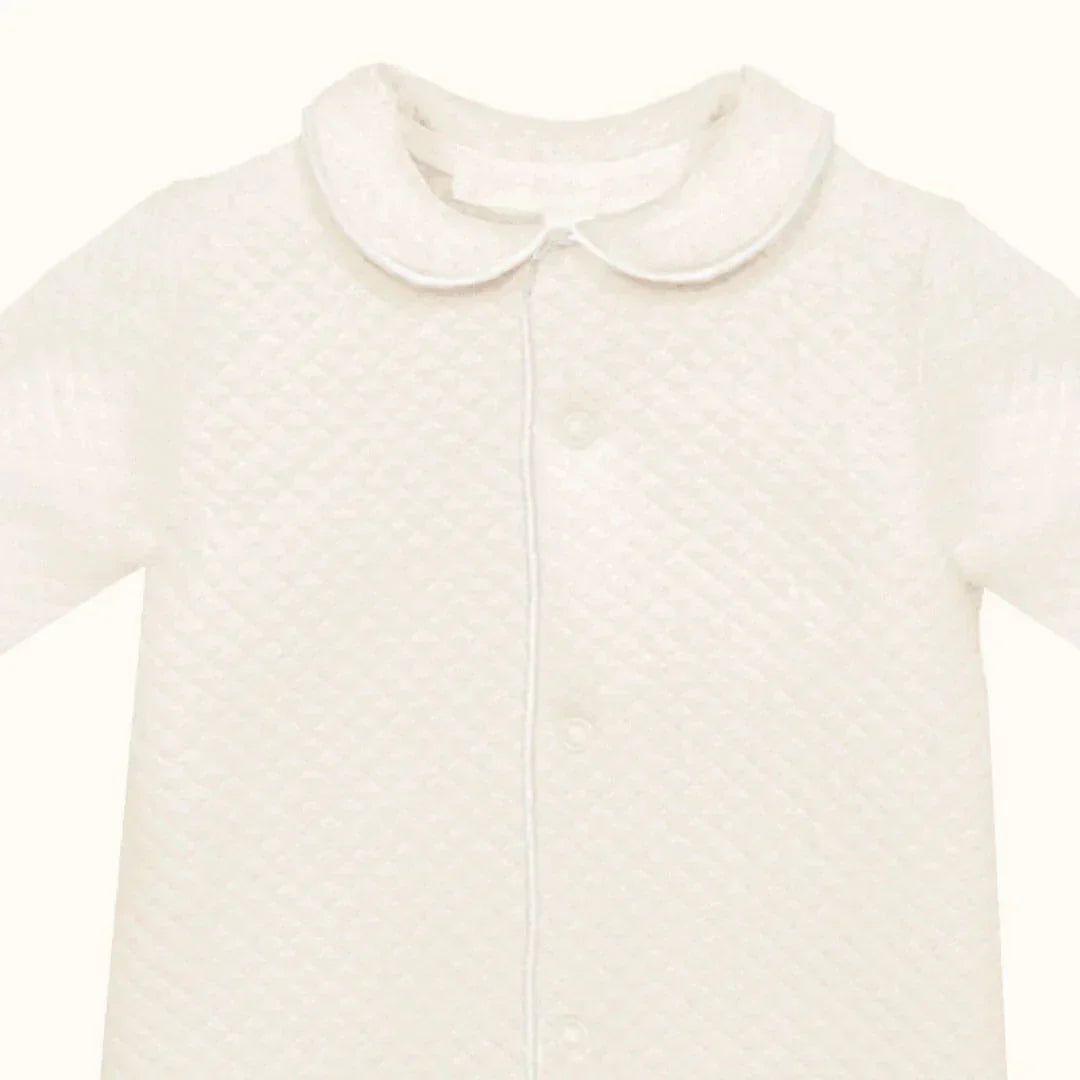 babygrow branco de bebé com textura acolchoada e gola redonda, manga comprida