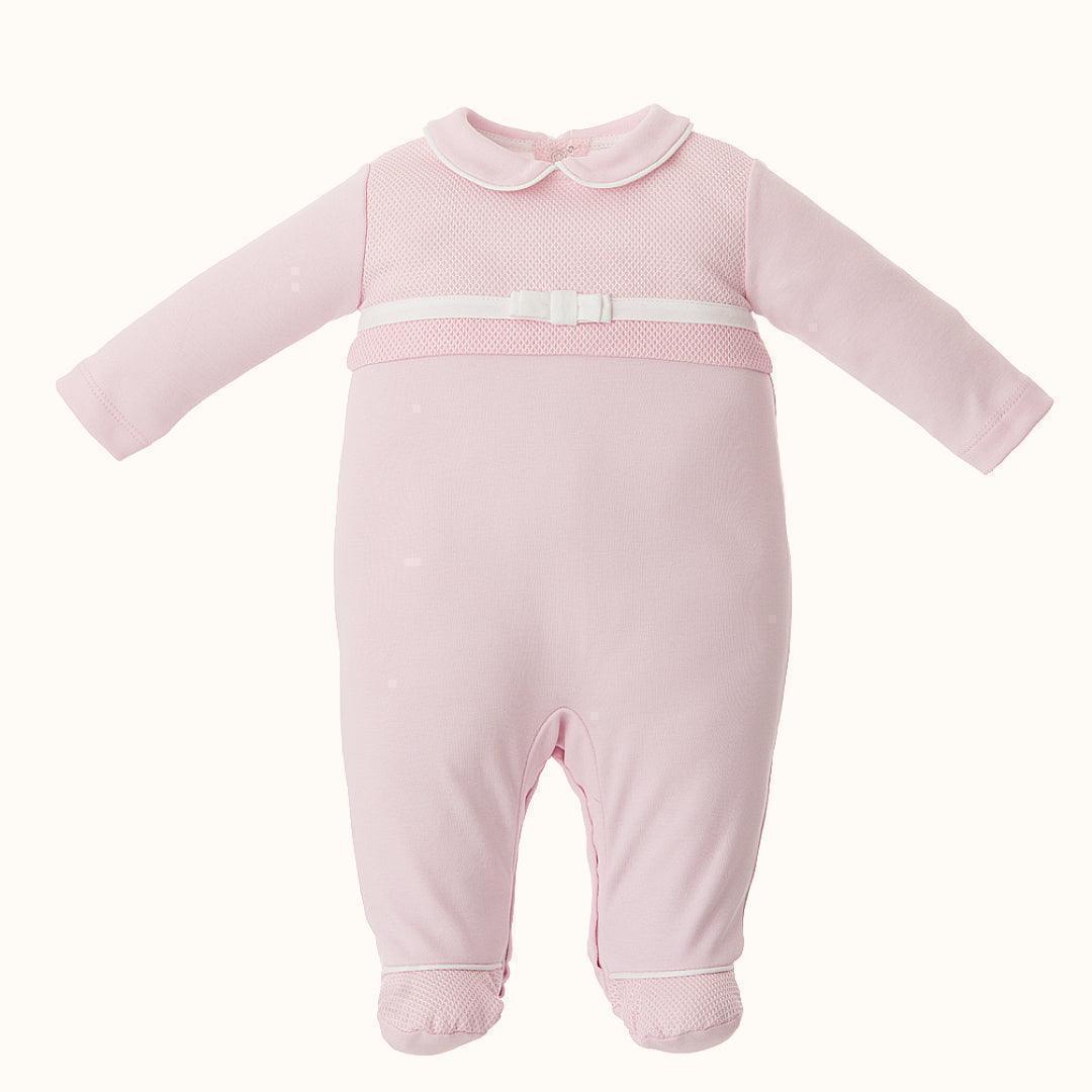 babygrow rosa de algodão para bebé com gola peter pan e laço branco decorativo