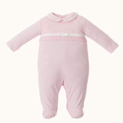 babygrow rosa de algodão para bebé com gola peter pan e laço branco decorativo