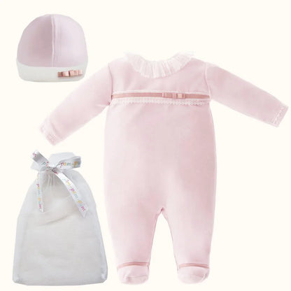 Babygrow rosa de algodão com gorro e saco, detalhes em renda e laço, roupa de bebê.