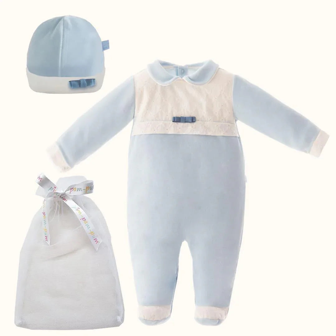 Conjunto de babygrow e gorro azul para bebé com detalhe em laço e saco de algodão.