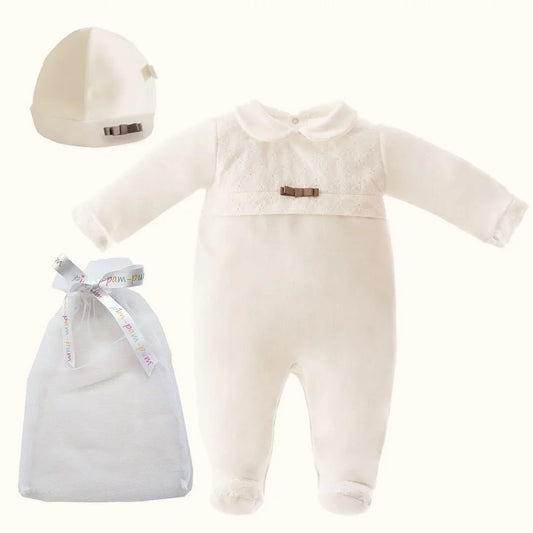 Conjunto de babygrow e gorro bege para bebé com laço, tecido macio, saco de presente incluso.