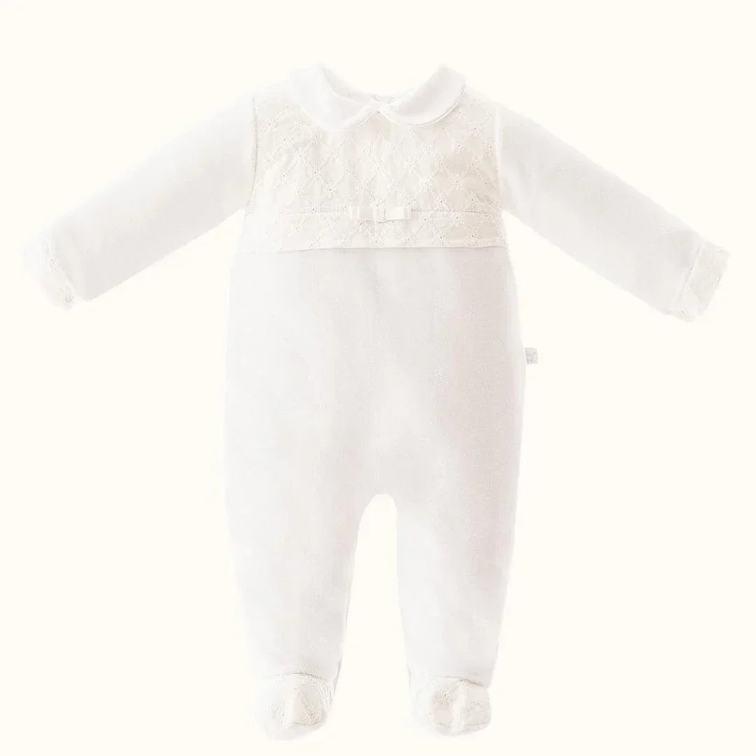 babygrow de bebé branco, mangas compridas, detalhes rendados no peito, ideal para recém-nascido