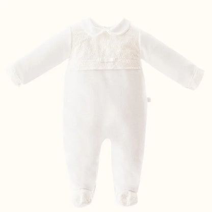 babygrow de bebé branco, mangas compridas, detalhes rendados no peito, ideal para recém-nascido