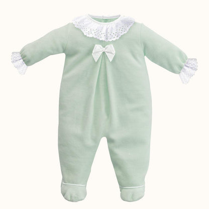 babygrow verde para bebé com gola de renda branca e laço decorativo no peito