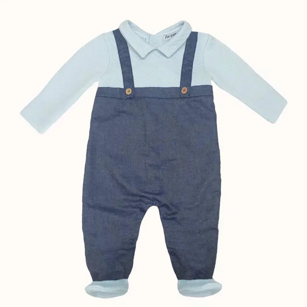 Macacão de bebé em algodão azul claro com jardineira jeans e botões, roupa confortável recém-nascido.