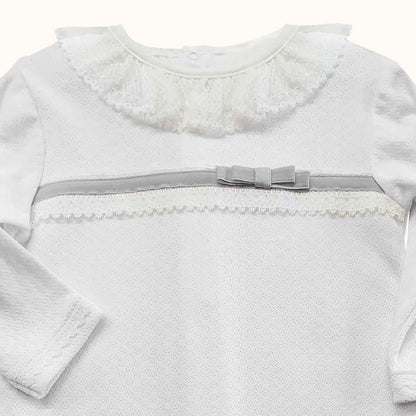 Babygrow branco de manga comprida com gola rendada e laço azul claro, roupa de bebê elegante.