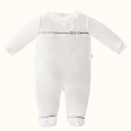 babygrow branco e azul para recém-nascido com gola de renda e laço decorativo