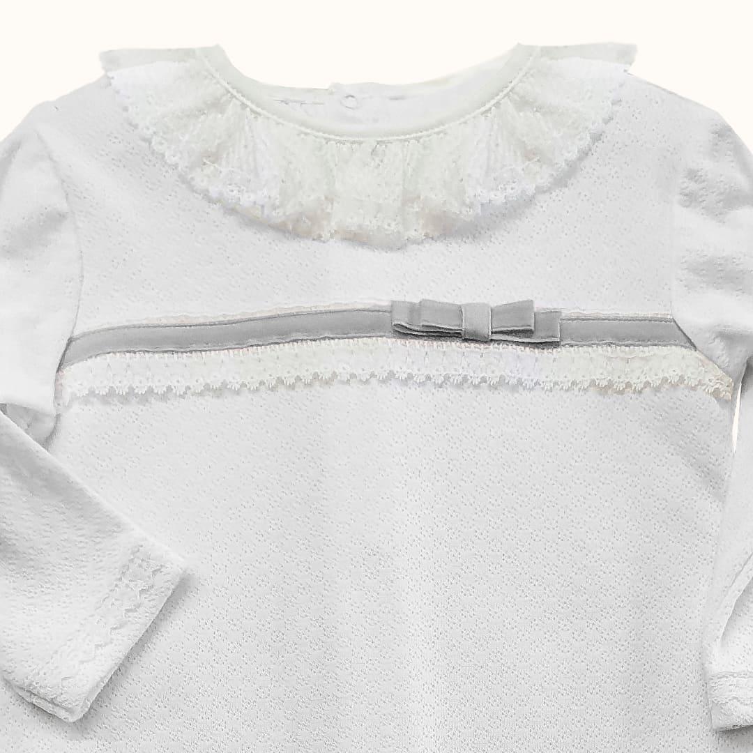 babygrow branco com gola rendada, laço cinza e detalhe delicado para recém-nascido