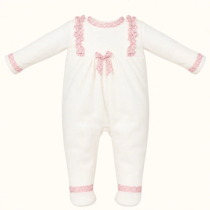 babygrow branco de malha com detalhes rendados rosa e laço para recém-nascido