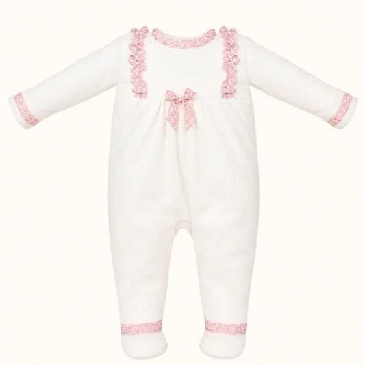 babygrow branco de malha com detalhes rendados rosa e laço para recém-nascido
