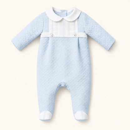 babygrow azul de manga comprida para bebé, com colarinho branco e detalhes texturizados