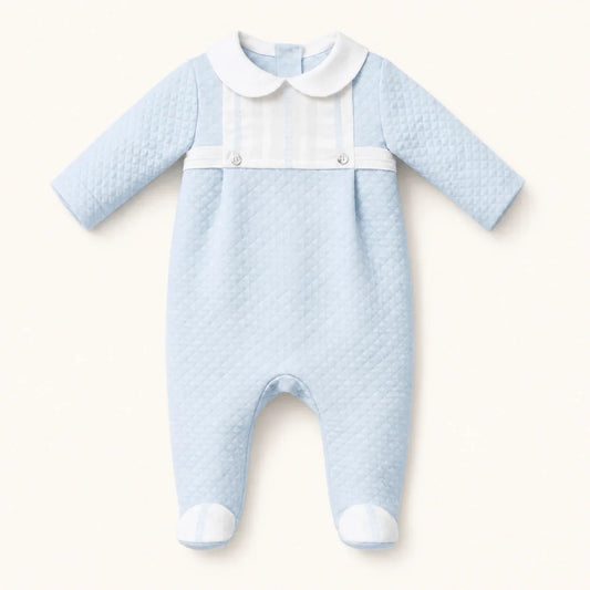 babygrow azul de manga comprida para bebé, com colarinho branco e detalhes texturizados