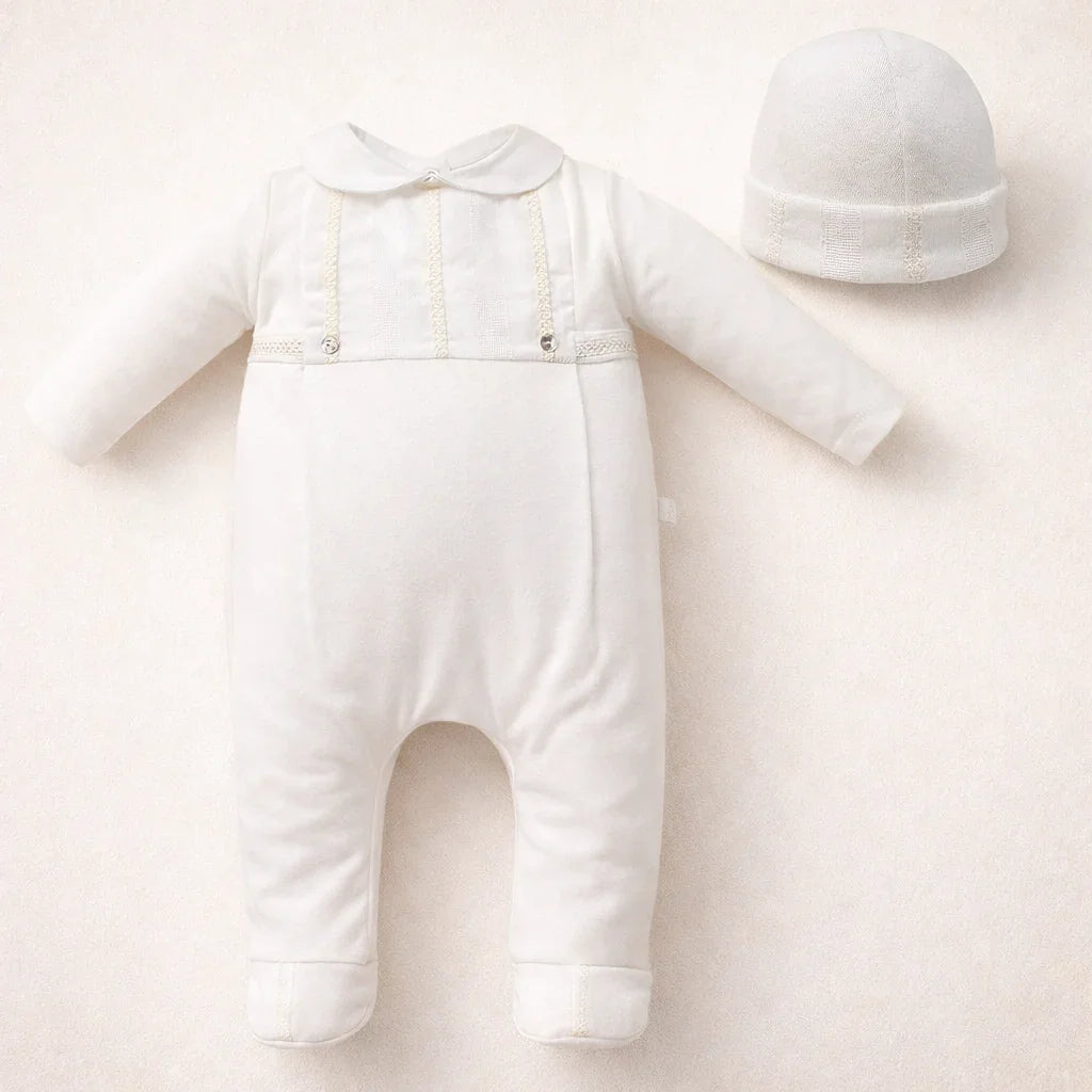 babygrow de bebé bege com gola e detalhes rendados, acompanhado de touca, roupa confortável para recém-nascido