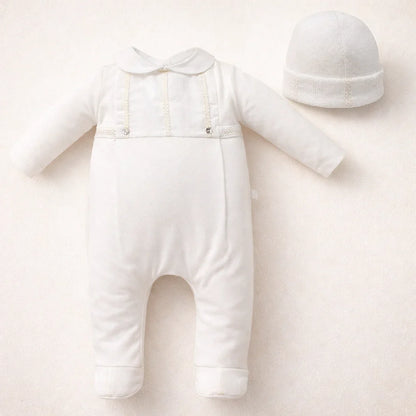babygrow de bebé bege com gola e detalhes rendados, acompanhado de touca, roupa confortável para recém-nascido