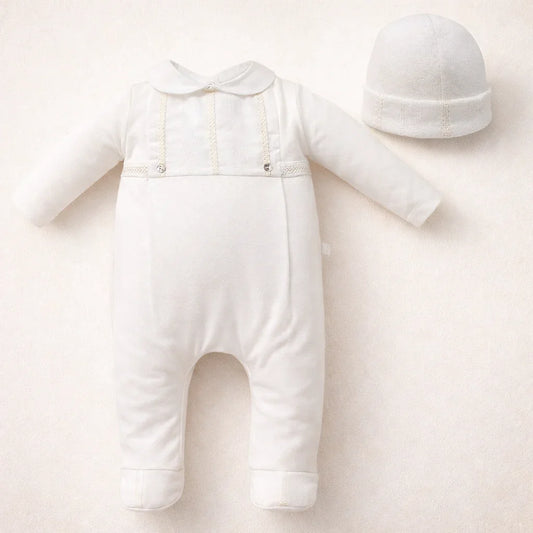 babygrow de bebé bege com gola e detalhes rendados, acompanhado de touca, roupa confortável para recém-nascido