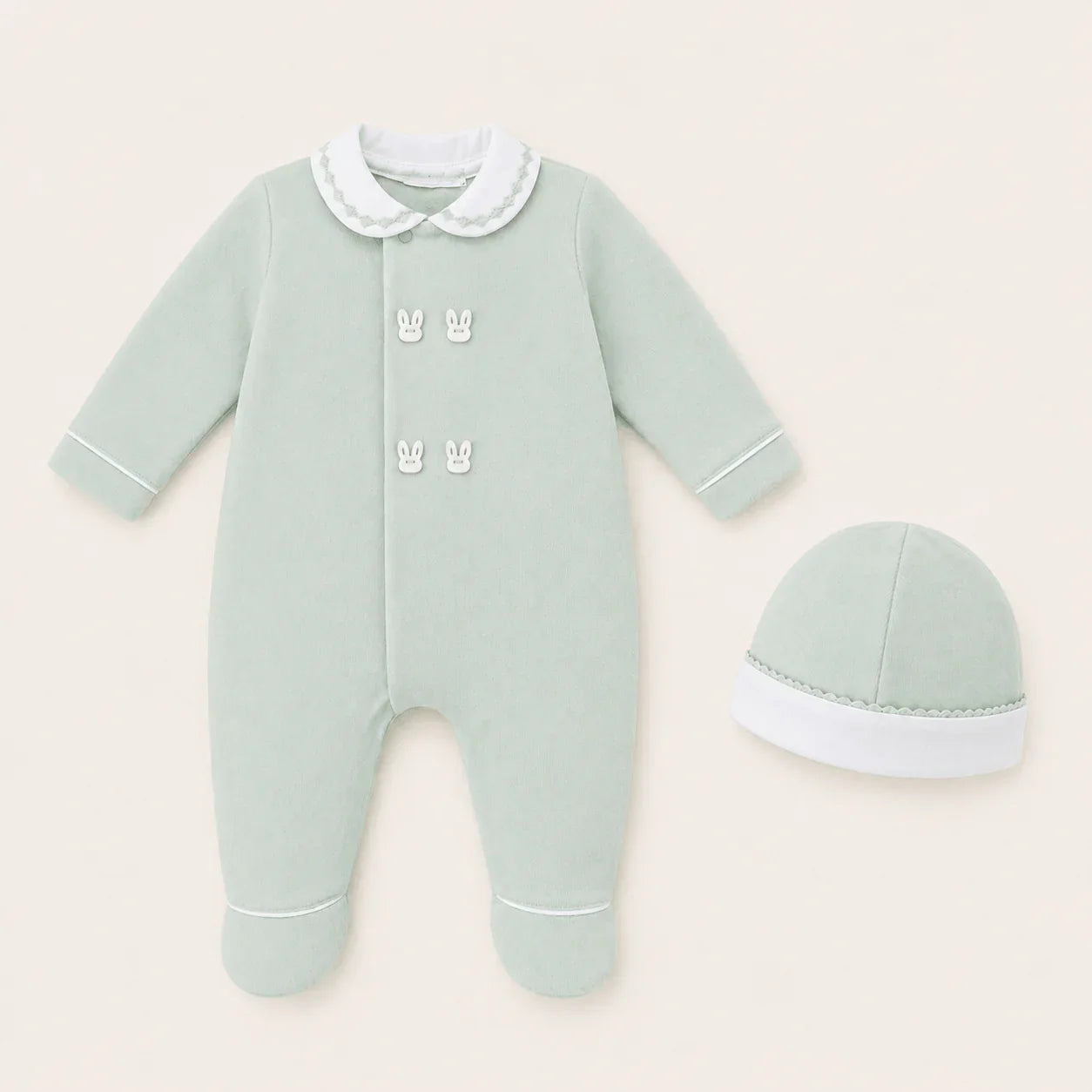 Conjunto de roupa de bebé verde claro com babygrow e gorro, detalhes de coelhinho e gola branca