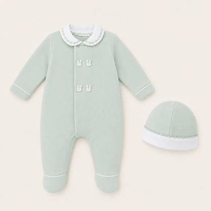 Conjunto de roupa de bebé verde claro com babygrow e gorro, detalhes de coelhinho e gola branca