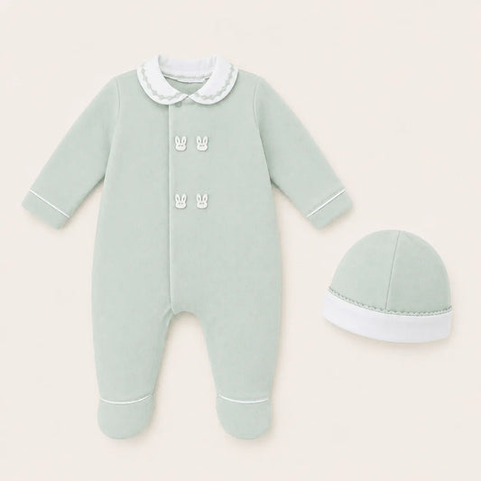 Conjunto de roupa de bebé verde claro com babygrow e gorro, detalhes de coelhinho e gola branca