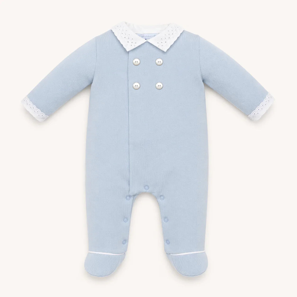babygrow azul de malha para bebé com gola e punhos rendados, botões na frente