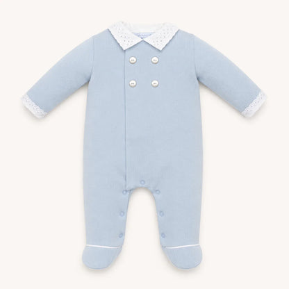 babygrow azul de malha para bebé com gola e punhos rendados, botões na frente