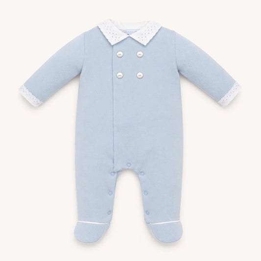 babygrow azul de malha para bebé com gola e punhos rendados, botões na frente