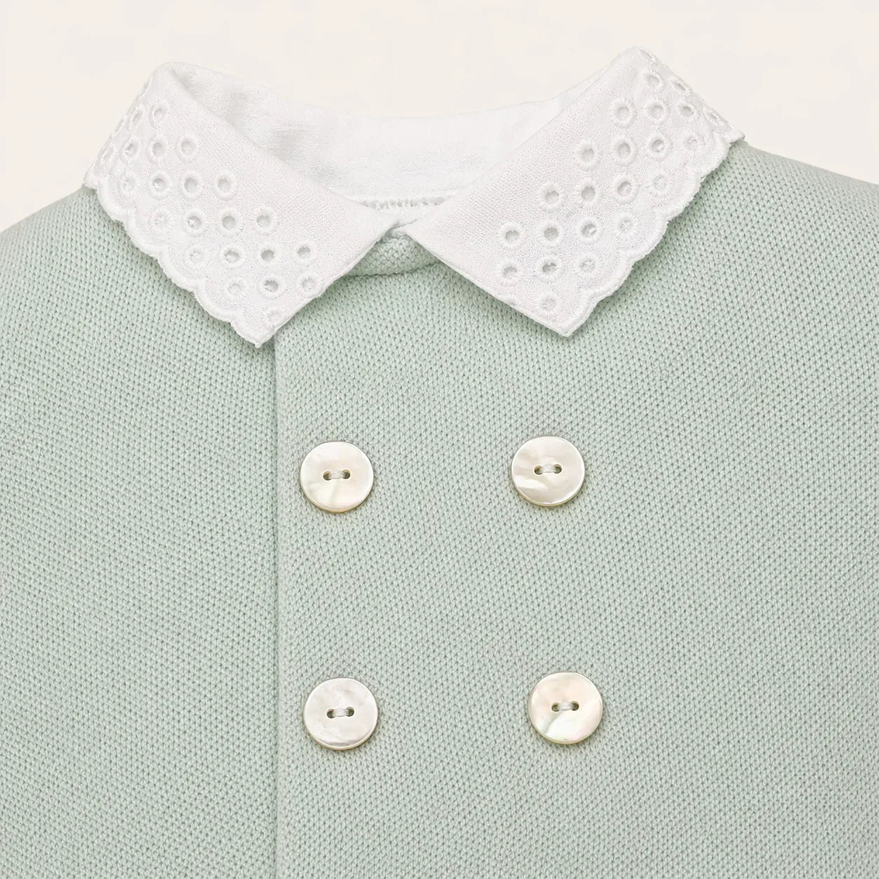 Babygrow verde malha com gola branca bordada e botões decorativos para recém-nascido