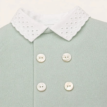 Babygrow verde malha com gola branca bordada e botões decorativos para recém-nascido