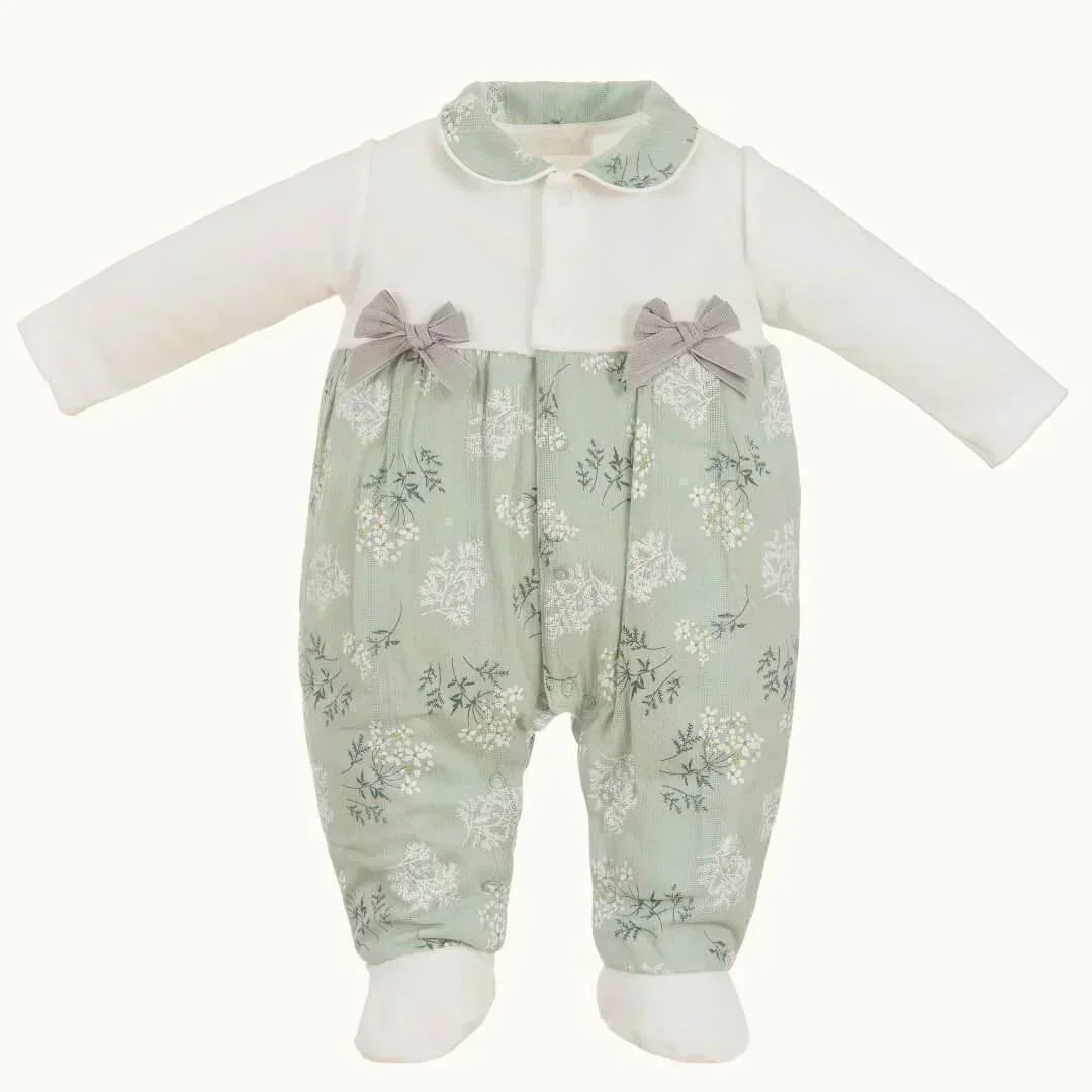 babygrow verde de menina com estampa floral e laços cinza, manga comprida, roupa de bebê