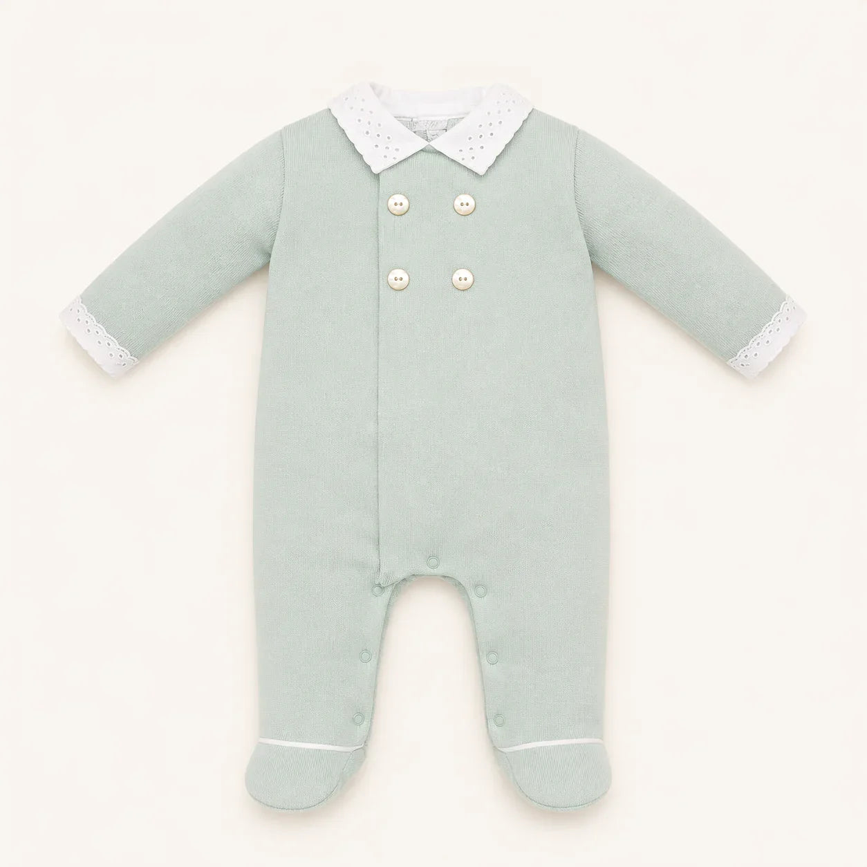 Babygrow verde para menino, manga comprida, gola e punhos brancos com renda, botões decorativos.