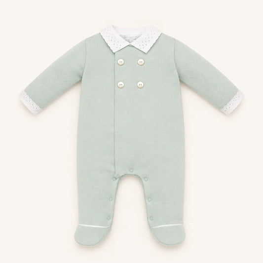 Babygrow verde para menino, manga comprida, gola e punhos brancos com renda, botões decorativos.