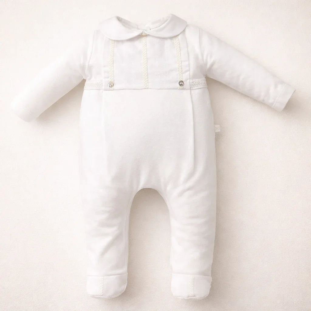 babygrow bege manga longa com gola redonda e detalhes delicados, roupa para recém-nascido