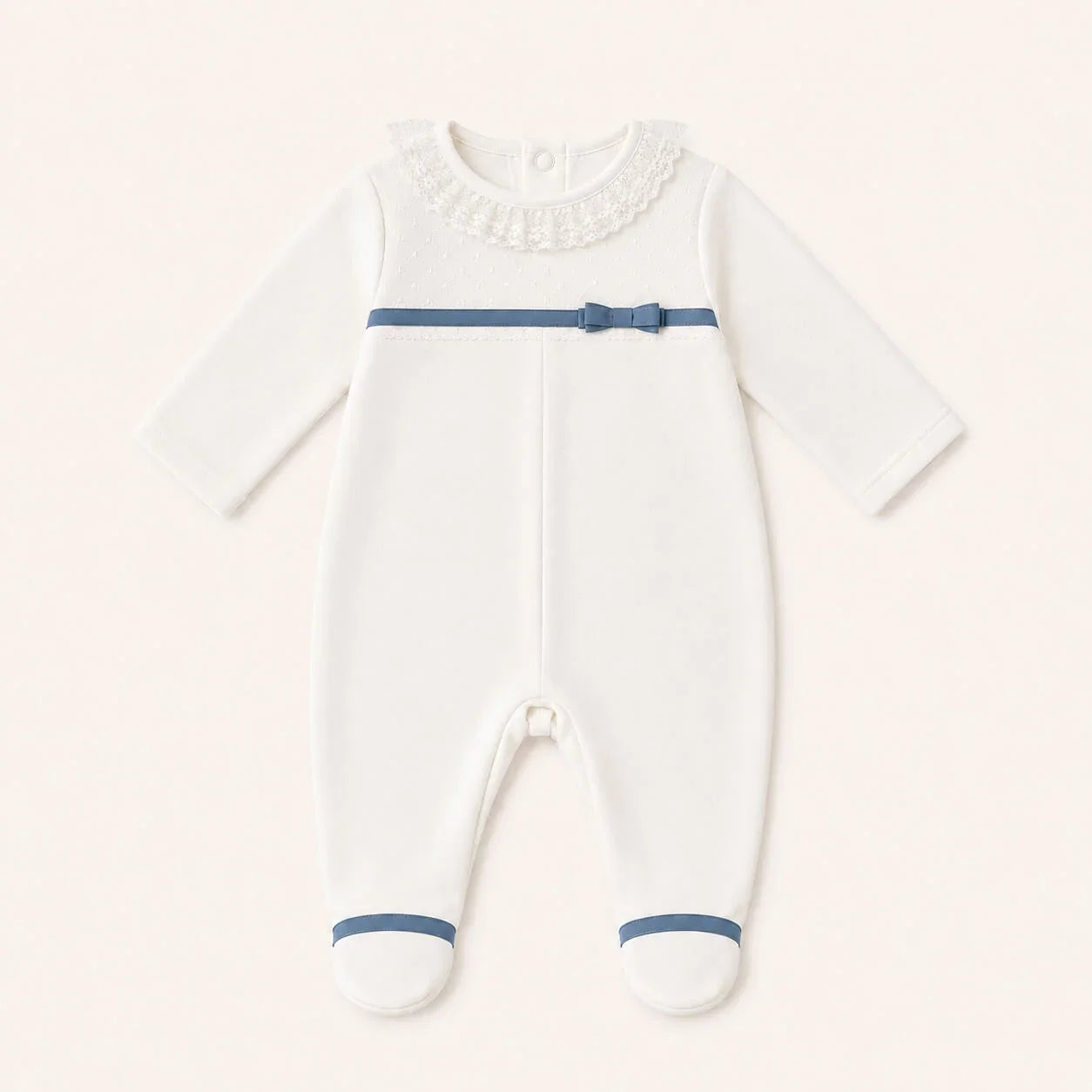 Babygrow bege para bebé com detalhes em azul, gola rendada e laço, ideal para recém-nascidos
