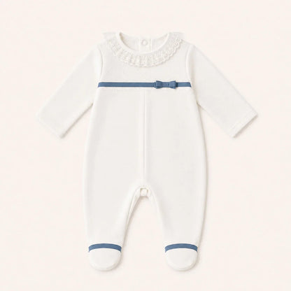 Babygrow bege para bebé com detalhes em azul, gola rendada e laço, ideal para recém-nascidos
