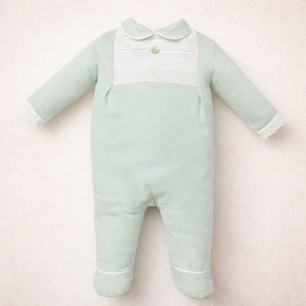 babygrow para bebé verde claro com gola e detalhes rendados, manga longa, confortável e delicado.
