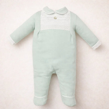 babygrow para bebé verde claro com gola e detalhes rendados, manga longa, confortável e delicado.