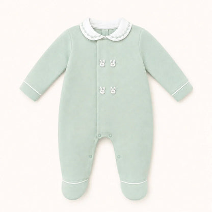 babygrow verde de manga comprida com gola branca e detalhes de coelhinhos, roupa para bebê