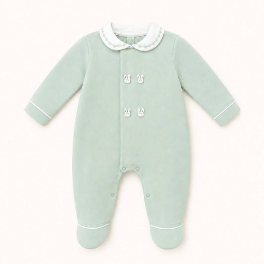 babygrow verde de manga comprida com gola branca e detalhes de coelhinhos, roupa para bebê