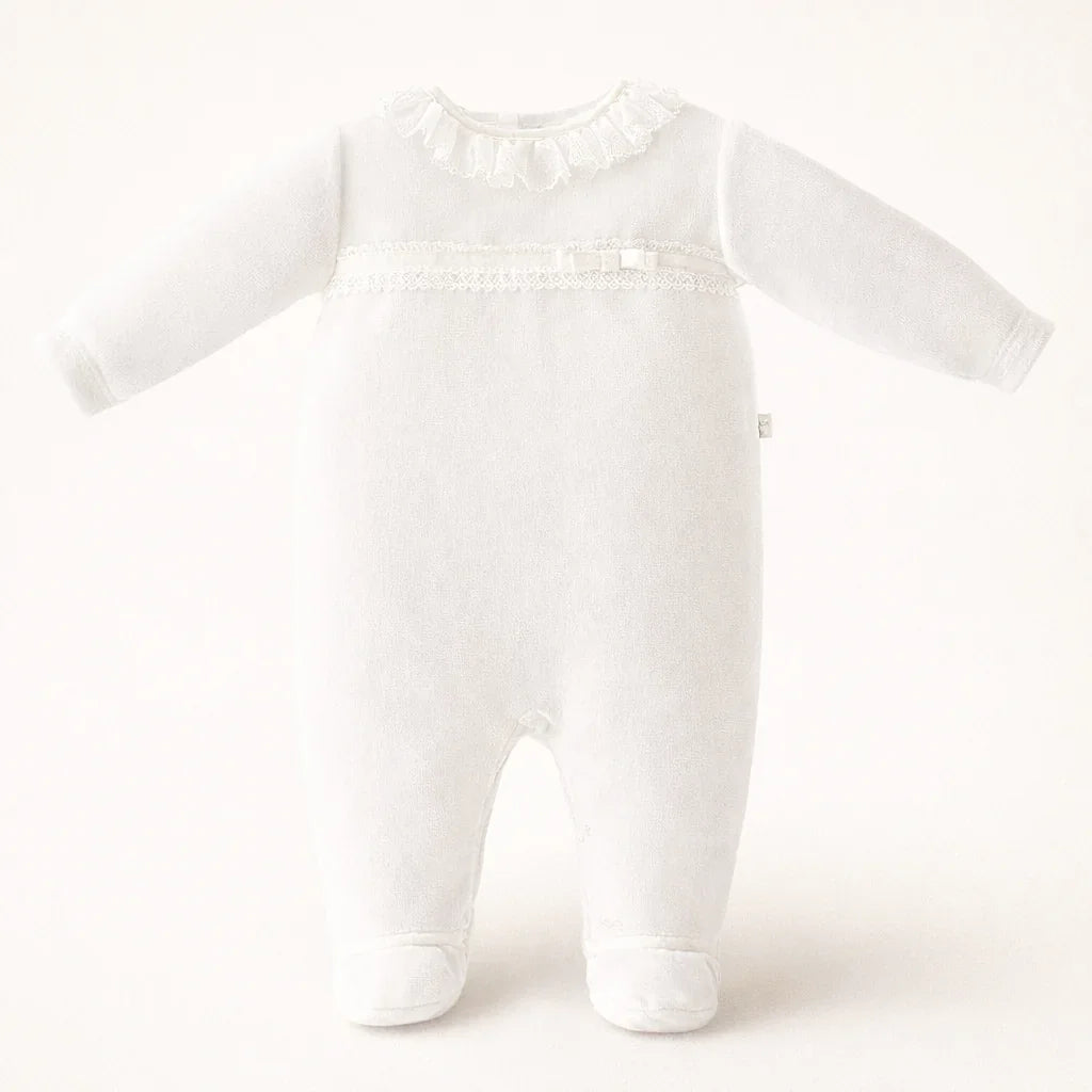 babygrow branco de algodão com gola rendada e detalhe de laço, roupa confortável para bebê