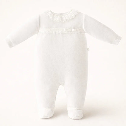 babygrow branco de algodão com gola rendada e detalhe de laço, roupa confortável para bebê