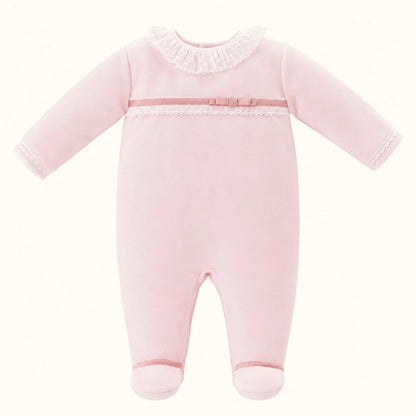Macacão rosa bebé com renda e laço, confortável e delicado para recém-nascidos