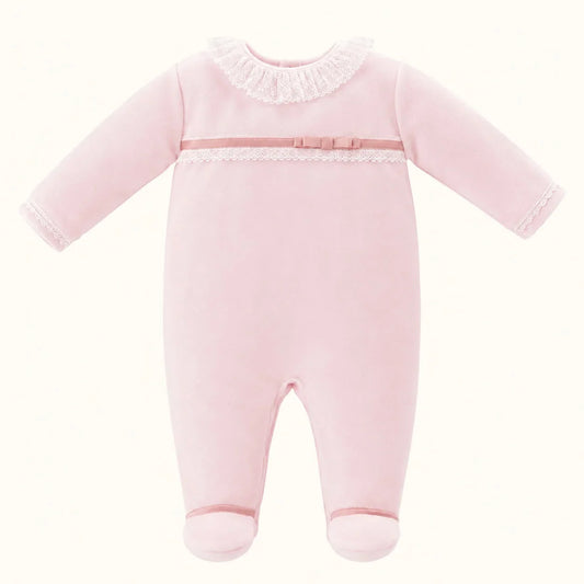 Macacão rosa bebé com renda e laço, confortável e delicado para recém-nascidos