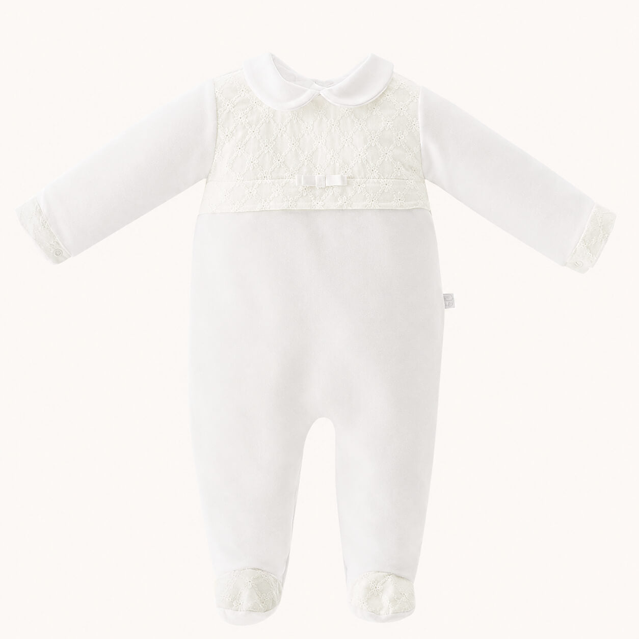 babygrow para bebé em veludo branco com peito, punhos e pés em bordado inglês meio-branco