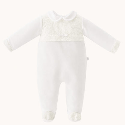 babygrow para bebé em veludo branco com peito, punhos e pés em bordado inglês meio-branco