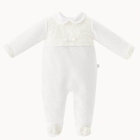 babygrow para bebé em veludo branco com peito, punhos e pés em bordado inglês meio-branco